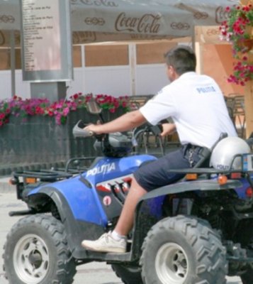 Poliţistul local Cioacă patrulează cu ATV-ul